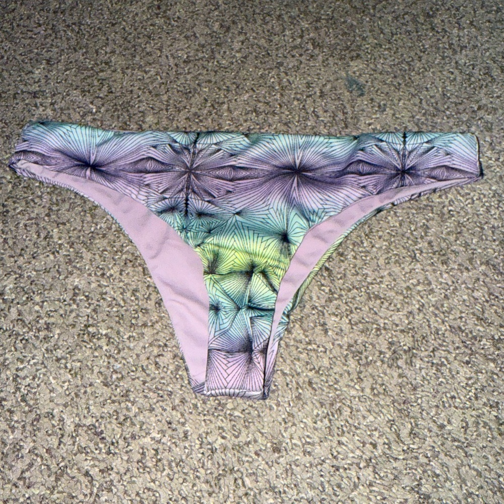 Geometric design and lavender reversible bikini bottoms s/m cheeky - Picture 3 of 6